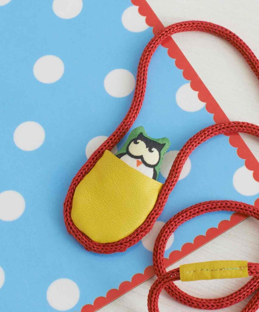 Kinderkette mit Eule, Mini-Kuscheltier steckt in einer Ledertasche