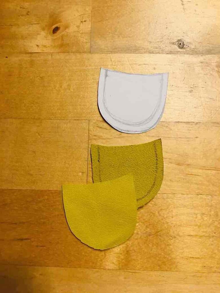Lederteile nach der Vorlage zuschneiden